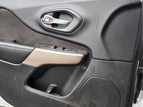 Used 2018 Jeep Cherokee Latitude FWD image 9