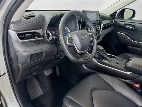 Used 2022 Toyota Highlander XLE FWD image 9
