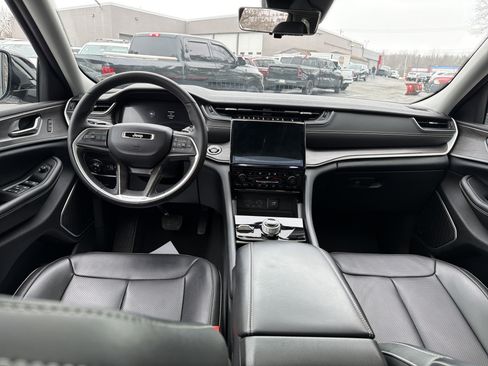 Used 2023 Jeep Grand Cherokee Limited w/ Luxury Tech Group II AWD/4WD image 11