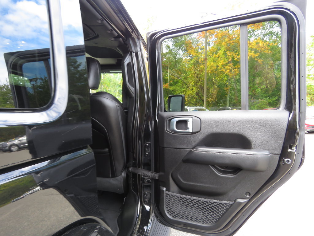 Used 2022 Jeep Wrangler Unlimited Sahara AWD/4WD image 15