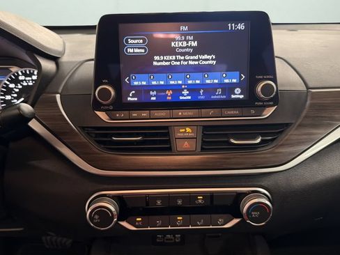 Used 2025 Nissan Altima 2.5 SV FWD image 11
