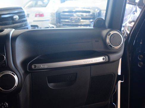 Used 2013 Jeep Wrangler Rubicon w/ PWR Convenience Group AWD/4WD image 38