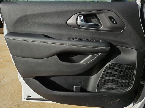 New 2026 Chrysler Pacifica Select FWD image 10