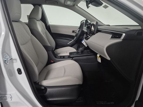 New 2026 Toyota Corolla Cross LE AWD/4WD image 32