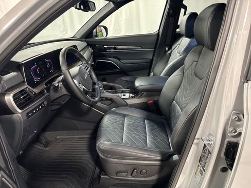 Used 2025 Kia Telluride AWD image 3