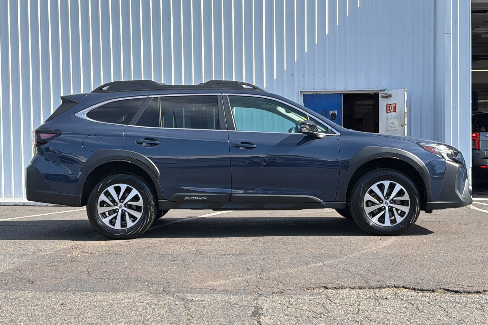 Used 2025 Subaru Outback Premium AWD/4WD image 3