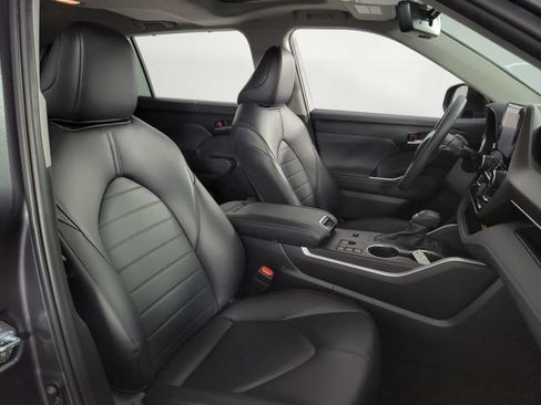 Used 2023 Toyota Highlander XLE FWD image 15