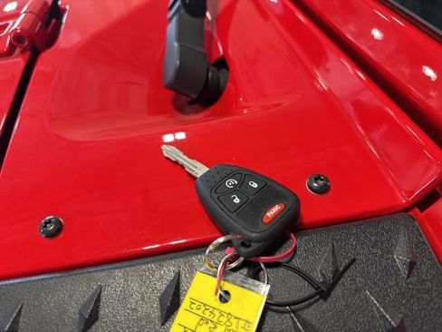 Used 2018 Jeep Wrangler Sahara w/ Connectivity Group AWD/4WD image 33
