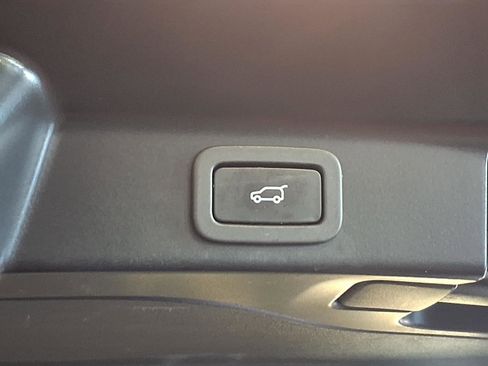 Used 2019 Jaguar F-PACE S image 6