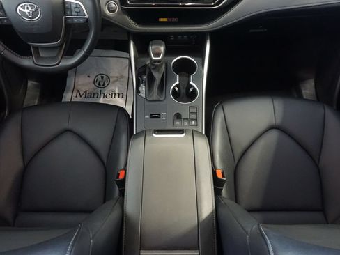 Used 2025 Toyota Highlander XLE FWD image 29