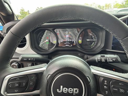 Used 2025 Jeep Wrangler Sahara w/ Safety Group image 28