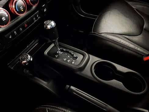 Used 2017 Jeep Wrangler Unlimited Rubicon image 12