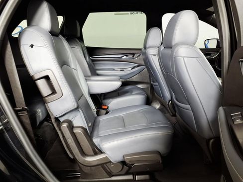 Used 2022 Buick Enclave Essence w/ Sport Touring Edition FWD image 11