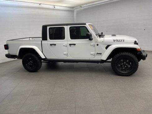 Used 2021 Jeep Gladiator Overland AWD/4WD image 5