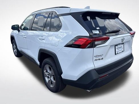 Used 2022 Toyota RAV4 XLE AWD/4WD image 16