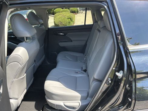 Used 2021 Toyota Highlander XLE FWD image 31