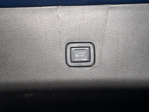 Used 2023 Chevrolet Traverse LT FWD image 11