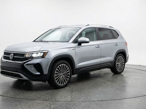Used 2025 Volkswagen Taos SE image 3
