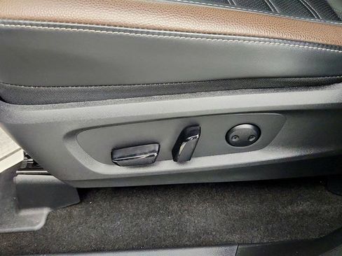 Used 2025 Nissan Pathfinder Platinum AWD/4WD image 12
