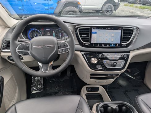 Used 2023 Chrysler Pacifica Touring-L FWD image 18