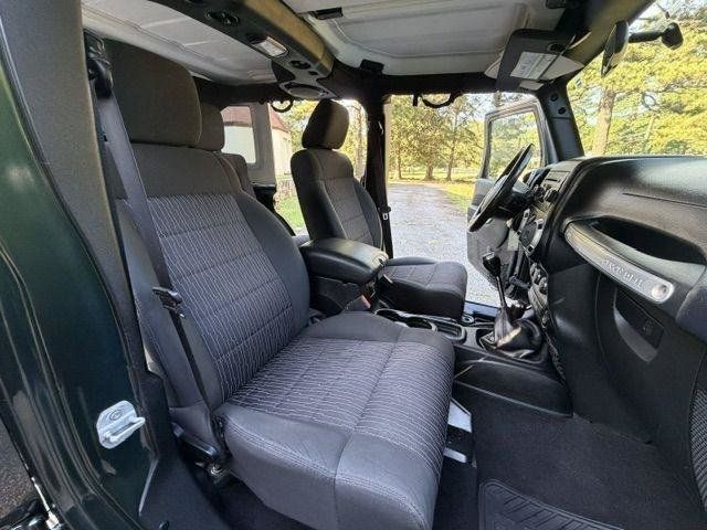 Used 2011 Jeep Wrangler Unlimited Sahara w/ Connectivity Group AWD/4WD image 19