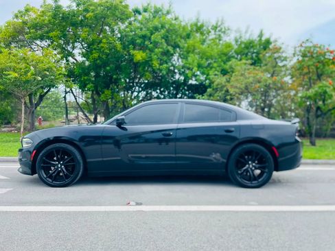 Used 2018 Dodge Charger SXT Plus w/ Blacktop Package RWD image 2