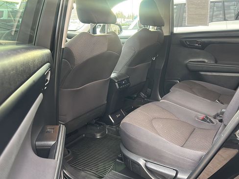 Used 2023 Toyota Highlander LE image 18