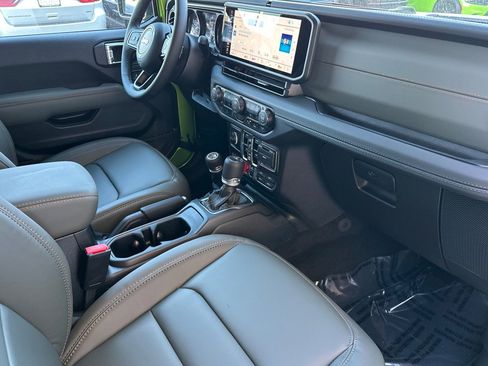 New 2025 Jeep Gladiator Mojave image 18