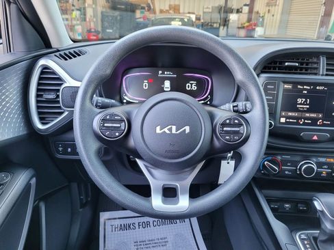 Used 2025 Kia Soul LX w/ LX Technology Package FWD image 16
