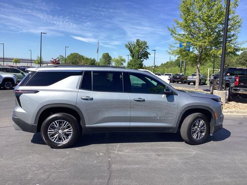 Used 2024 Chevrolet Traverse LT AWD/4WD image 5