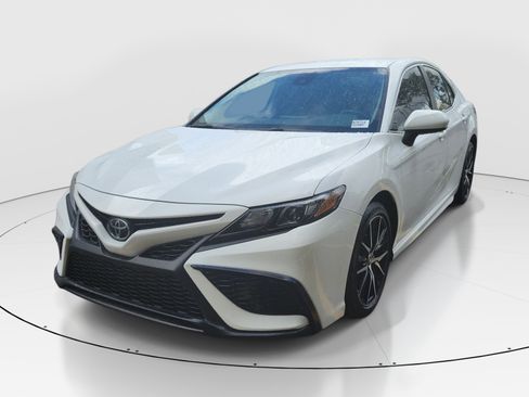 Used 2021 Toyota Camry SE FWD image 3