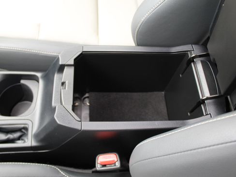 Used 2013 Toyota RAV4 Limited AWD/4WD image 31