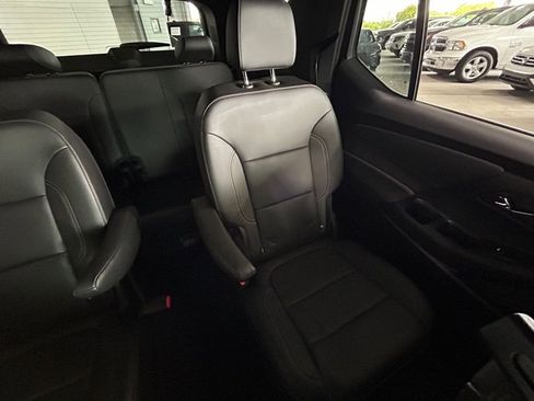 Used 2023 Chevrolet Traverse LT image 12