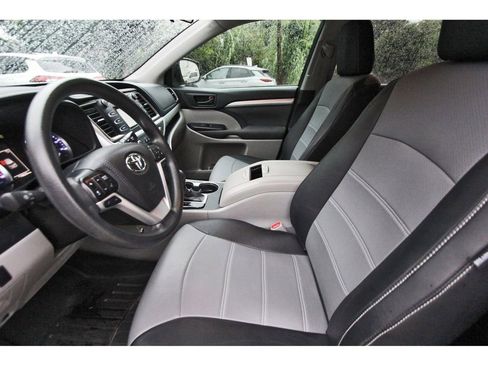 Used 2019 Toyota Highlander LE FWD image 13