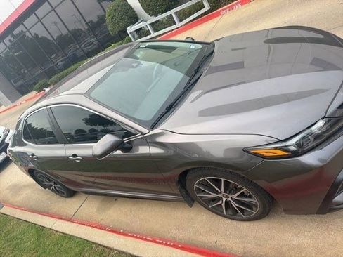 Used 2022 Toyota Camry SE FWD image 3