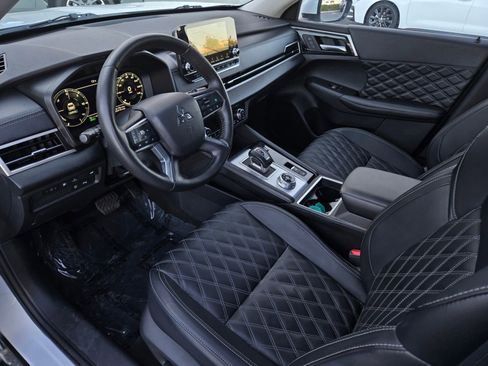 Used 2025 Mitsubishi Outlander 4WD Plug-In Hybrid image 8