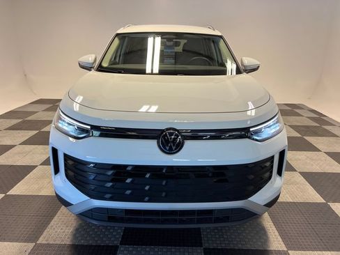 Certified 2025 Volkswagen Tiguan SE FWD image 2