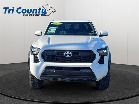 Used 2024 Toyota Tacoma TRD Off-Road image 2
