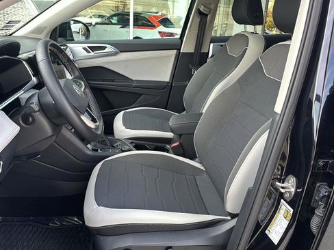 Used 2025 Volkswagen Taos SE w/ Panoramic Sunroof Package image 12