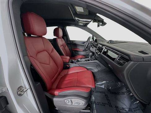 Used 2025 Porsche Macan image 31