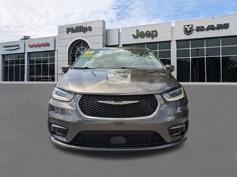 Used 2023 Chrysler Pacifica Touring-L image 9