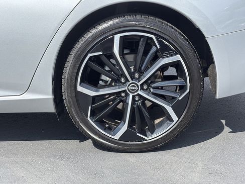 Used 2024 Nissan Altima 2.5 SR FWD image 11