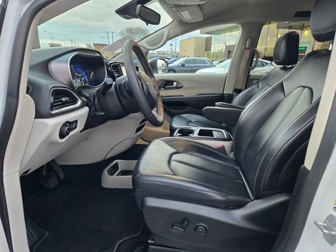 Used 2023 Chrysler Pacifica Touring-L image 30