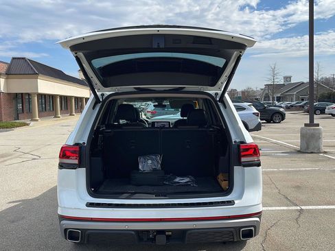 Used 2024 Volkswagen Atlas Peak Edition SE image 40
