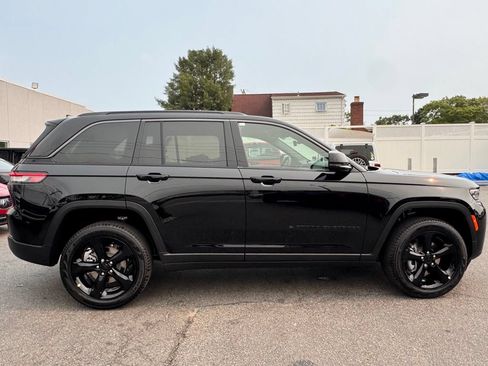 New 2026 Jeep Grand Cherokee Limited w/ Limited Altitude Package AWD/4WD image 8