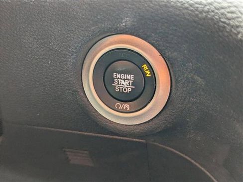 Used 2021 Chrysler Pacifica Limited w/ Uconnect Theater Family Group image 14