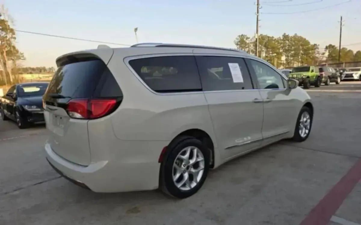 Used 2020 Chrysler Pacifica Touring-L Plus w/ Tire & Wheel Group FWD image 45