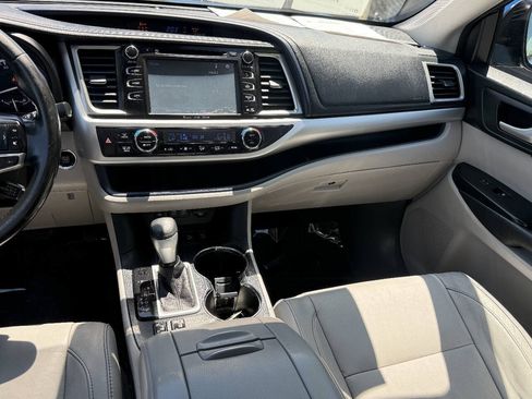 Used 2017 Toyota Highlander XLE AWD/4WD image 8