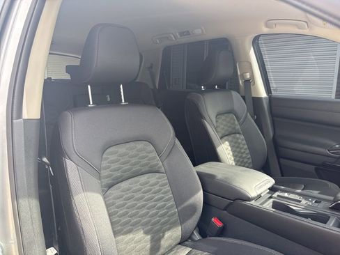 Used 2024 Nissan Pathfinder S image 14