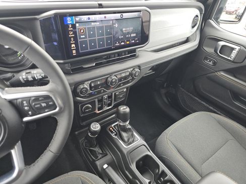 Used 2025 Jeep Wrangler Sahara image 21